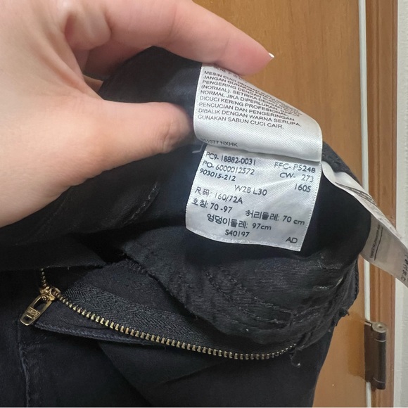 Levi’s 721 High Rise Skinny in Soft Black (28x30) - Picture 12 of 16